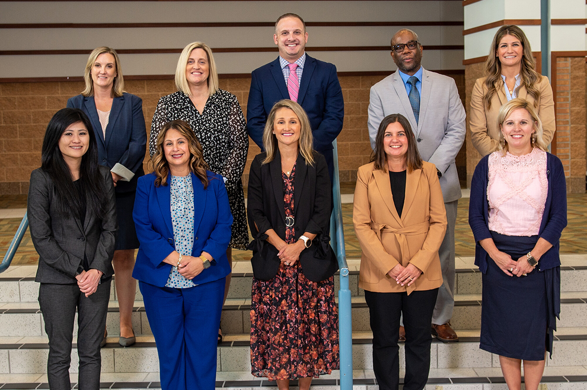10 people posed in two rows